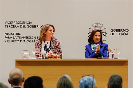 La vicepresidenta y ministra y para la Transición Ecológica y Reto Demográfico, Teresa Ribera, y la ministra de Defensa